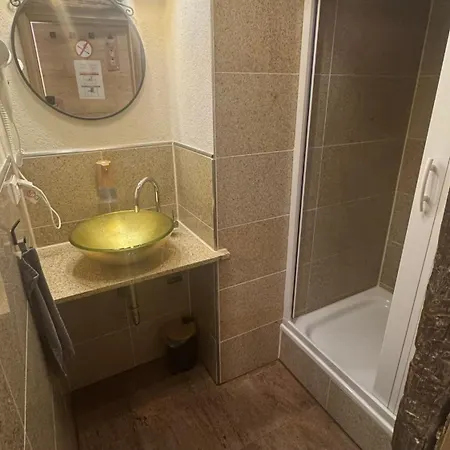 شقة فندقية Mit Gemeinschaftsbad In Zentrum 3*